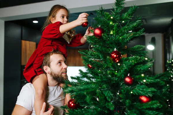 Nettes Kleines Mädchen Das Auf Den Schultern Ihres Vaters Sitzt — Stockfoto