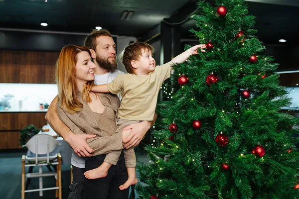 Glückliche Eltern Mit Einem Kleinen Jungen Der Auf Den Weihnachtsbaum — Stockfoto