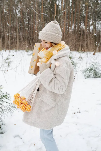 Мила Весела Молода Жінка Стоїть Зимовому Лісі Подарунковою Коробкою Сумкою — стокове фото