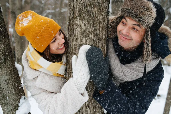 Щаслива Пара Закоханих Дивиться Один Одного Тримається Дереві Зимовому Лісі — стокове фото