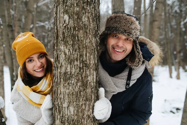 Щаслива Пара Закоханих Вони Дивляться Дерева Стоячи Зимовому Лісі Сміючись — стокове фото