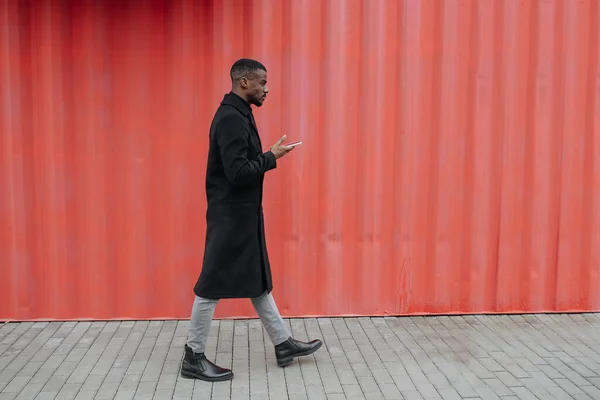 Vue Latérale Homme Noir Boudeur Dans Manteau Automne Chaud Marchant — Photo