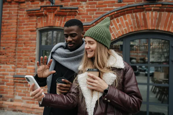 Twee Goede Tegengestelde Seks Interraciale Vrienden Nemen Selfie Straat Glimlachen — Stockfoto