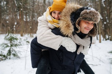 Çiftler kış ormanlarında eğleniyor.