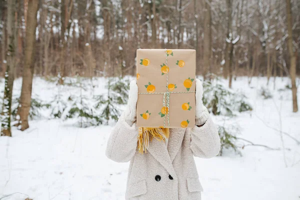 Немає Обличчя Дівчина Ховає Голову Подарунком Стоячи Зимовому Лісі — стокове фото