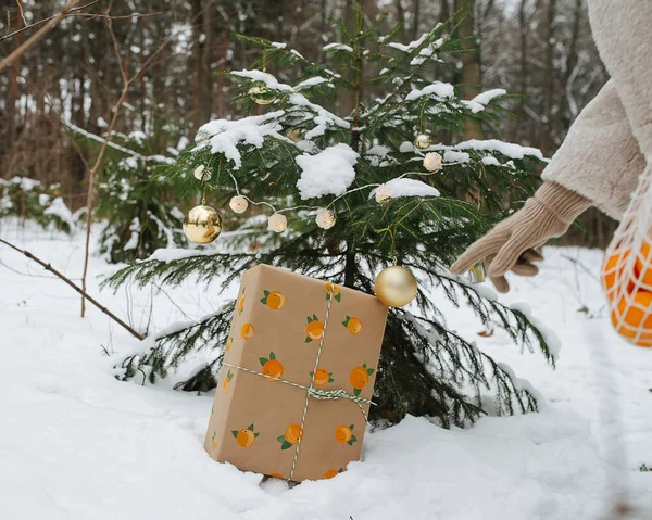 Zimní Prázdniny Detailní Záběr Dárkový Box Dívka Dala Dárek Pod — Stock fotografie