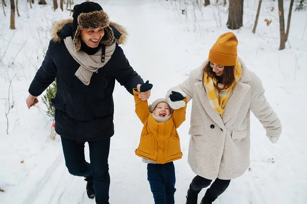 The family has fun walking through the winter forest on Christmas Eve — Stock Photo, Image