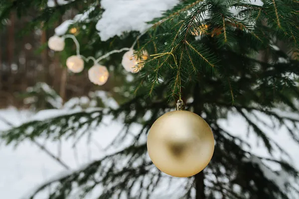 Detailní Záběr Vánočního Stromečku Zdobeného Zlatými Míčky Věnci Strom Pozadí — Stock fotografie