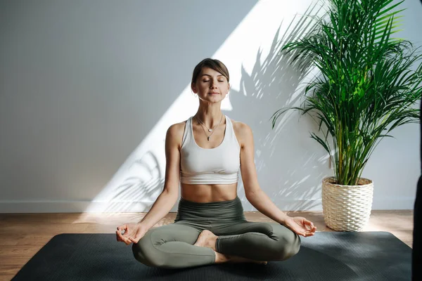 Femme Détendue Ans Pratiquant Yoga Méditant Dans Grand Studio Vue — Photo