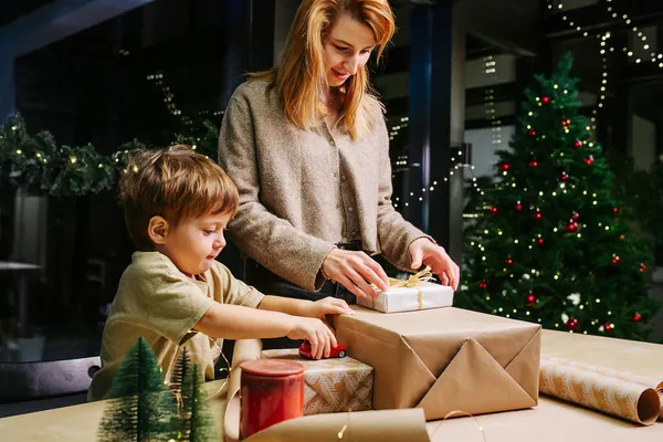 Mutter Bereitet Sich Auf Weihnachten Vor Wickelt Geschenke Papier Ein — Stockfoto
