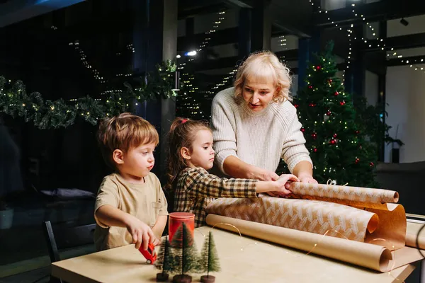 Geduldige Großmutter Und Kinder Gespräch Darüber Wie Man Ein Geschenk — Stockfoto