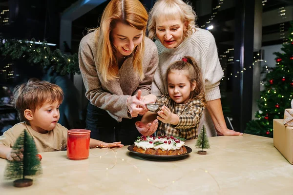 Überglückliche Familie Bei Der Zubereitung Eines Weihnachtskuchens Mit Zuckerpulver Bestreuen — Stockfoto