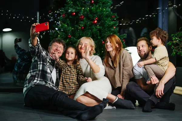 Auf Dem Boden Sitzend Posiert Eine Große Familie Für Ein — Stockfoto