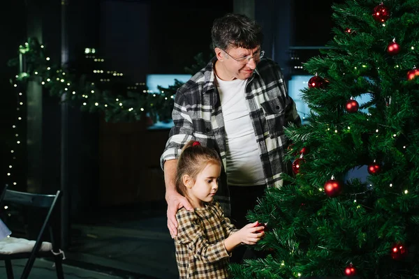Alter Mann Und Kleines Mädchen Schmücken Einen Weihnachtsbaum Mit Roten — Stockfoto