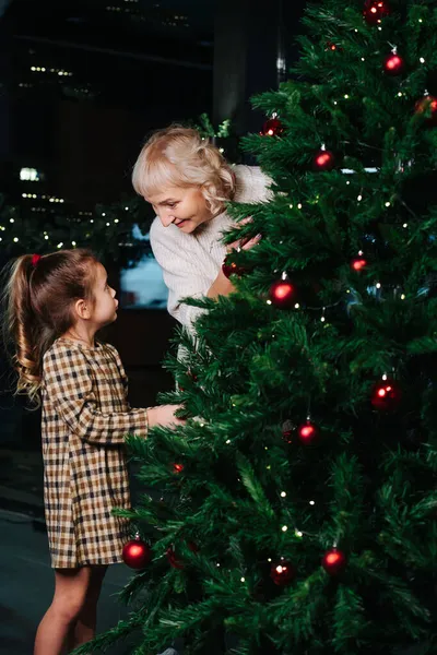 Oma Und Kleines Mädchen Unterhalten Sich Während Sie Einen Weihnachtsbaum — Stockfoto