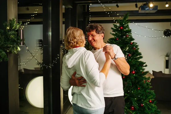 Liebenswertes Sechzigjähriges Paar Tanzt Neben Einem Weihnachtsbaum Gemeinsame Zeit Nach — Stockfoto