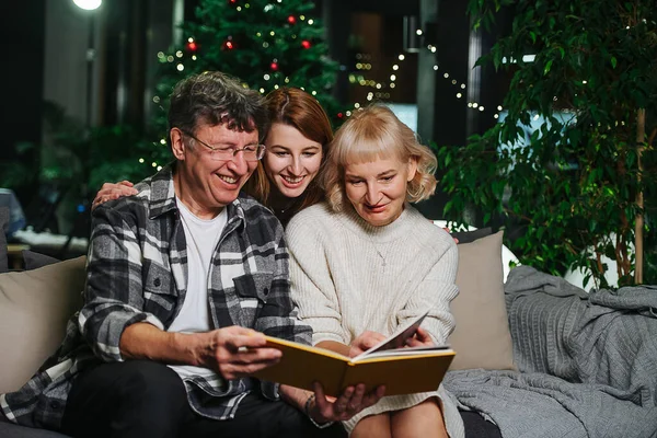 Ältere Eltern Und Ihre Erwachsene Tochter Sitzen Auf Einem Sofa — Stockfoto