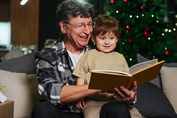 Gebannt Sitzen Der Kleine Junge Und Sein Opa Auf Einem — Stockfoto