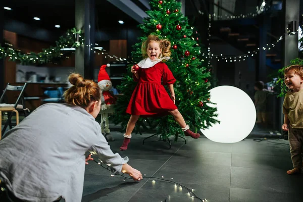 Aufgeregtes Kleines Mädchen Das Alberne Sprünge Macht Und Sieht Wie — Stockfoto