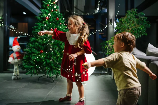 Überglücklich Das Kleine Mädchen Roten Kleid Und Ihr Kleiner Bruder — Stockfoto