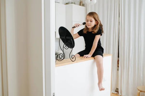 Menina Curiosa Sentada Uma Mesa Alta Olhando Para Espelho Aplicando — Fotografia de Stock