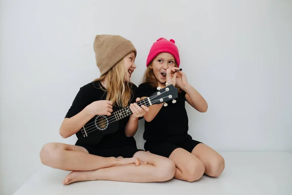 Irmãozinhos Tocando Com Instrumentos Musicais Divertindo Fingindo Eles Estão Temendo — Fotografia de Stock