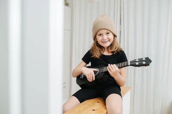 Niña Desdentada Con Sombrero Beige Tocando Una Guitarra Ella Está — Foto de Stock