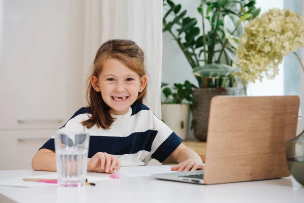 行方不明の歯の女の子を示す ノートパソコンの前に描画し テンプレートとしてそれを使用しています — ストック写真