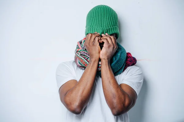 Americano Africano Vergonhoso Puxar Chapéu Verde Inverno Sobre Cara Ele — Fotografia de Stock