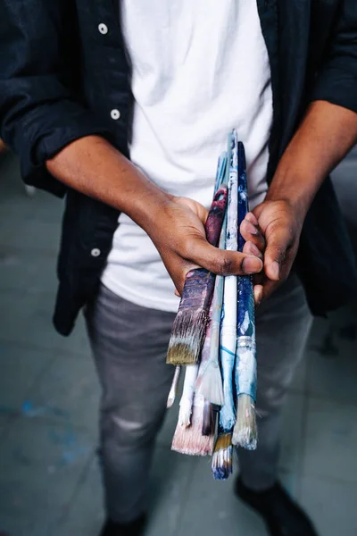 Artista Negro Sosteniendo Manojo Pinceles Sin Rostro Lleva Una Camisa —  Fotos de Stock