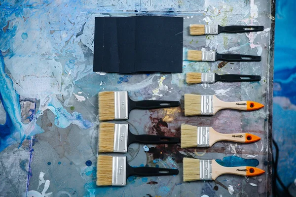 Platt Låg Ovanifrån Borstar För Målning Ett Stökigt Färgat Bord — Stockfoto