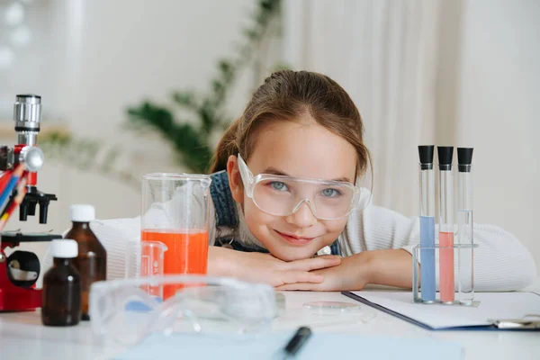 Retrato Una Chica Gafas Plástico Haciendo Proyecto Ciencias Del Hogar — Foto de Stock
