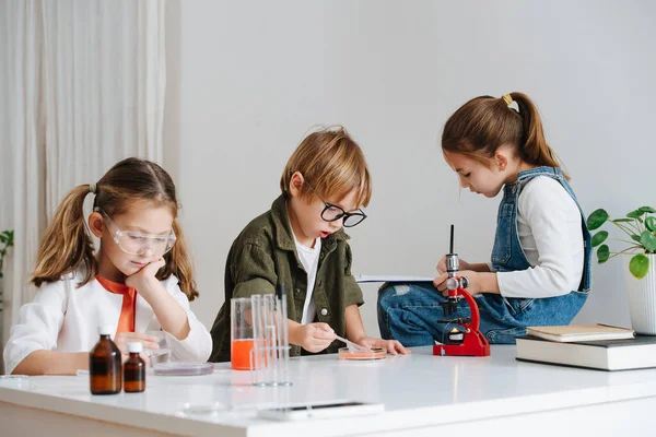 Group Little Kids Doing Home Science Project Working Chemical Reagents — 图库照片