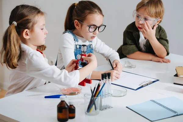 Pequeños Niños Cansados Haciendo Proyecto Ciencias Caseras Chica Está Documentando — Foto de Stock