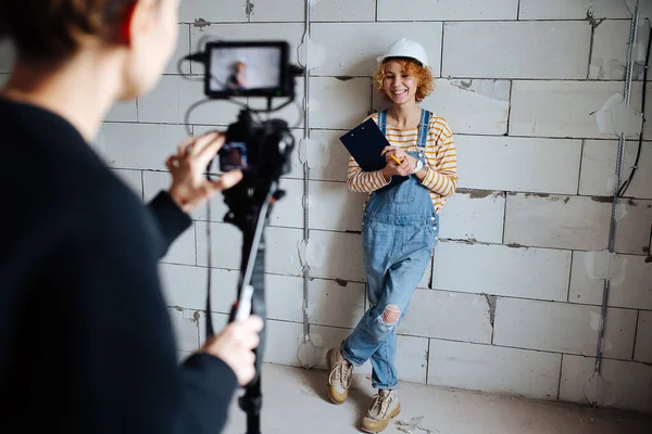 Photographer Shooting Happy Female Construction Engineer White Helmet Rough Grey Fotos De Bancos De Imagens Sem Royalties