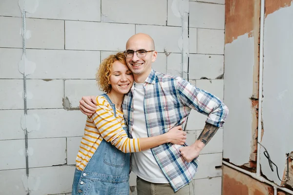 Portrait Couple Love Apartment Construction Hugging Each Other Her Eyes — Foto Stock