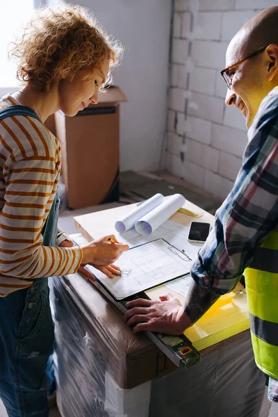 Friendly Sex Engineers Working Blueprint Chatting Room Building Construction — Fotografia de Stock