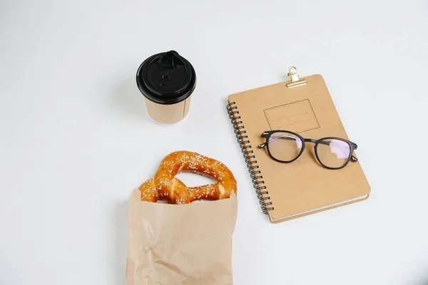 Hög Vinkel Sammansättning Kopp Kaffe Bakverk Och Glasögon Ett Anteckningsblock — Stockfoto