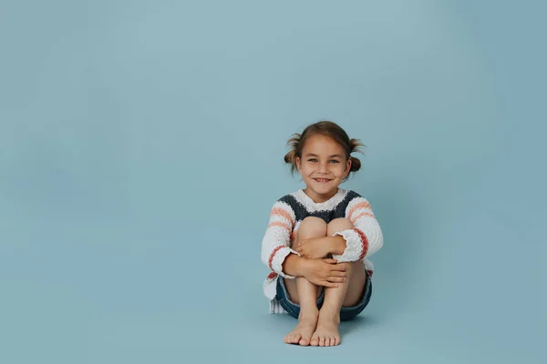 Longshot Retrato Uma Menina Sorridente Feliz Camisola Listrada Sentado Chão — Fotografia de Stock