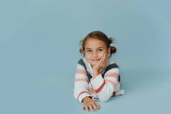 Menina Sonhadora Camisola Listrada Deitada Chão Sobre Fundo Azul Inclinando — Fotografia de Stock