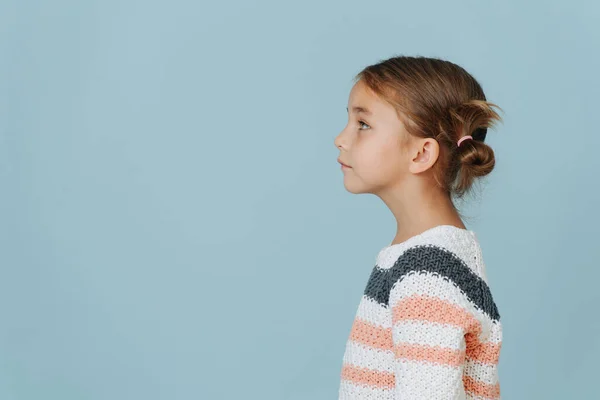 Вид Сбоку Симпатичной Маленькой Девочки Полосатом Свитере Короткими Волосами Голубом — стоковое фото