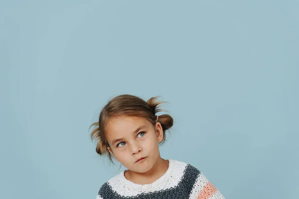 Olhando Para Cima Menina Lábios Apertados Camisola Listrada Cabelo Pães — Fotografia de Stock