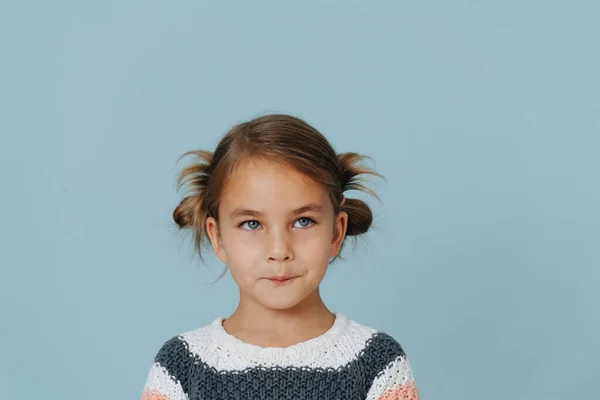 Menina Lábios Apertados Camisola Listrada Cabelo Pães Sobre Fundo Azul — Fotografia de Stock