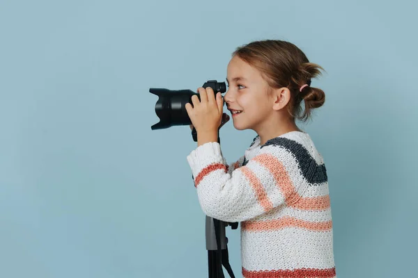 Vista Laterale Bambina Maglione Righe Guardando Una Fotocamera Digitale Montata — Foto Stock