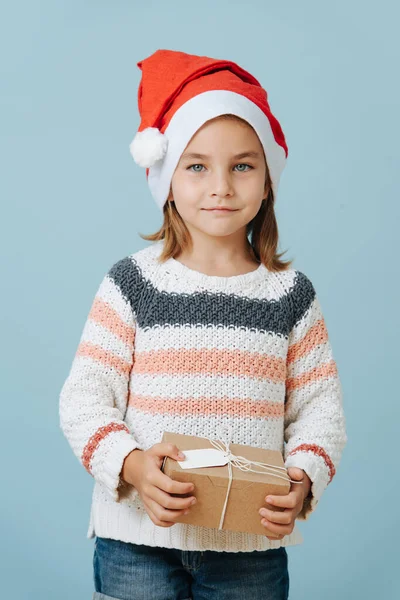 Nettes Kleines Mädchen Mit Rotem Weihnachtsmütze Und Einer Geschenkschachtel Der — Stockfoto