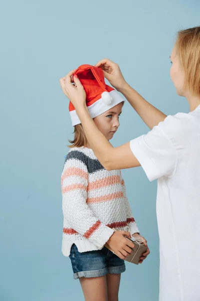 Mama Repariert Weihnachtsmütze Für Ein Widerstrebendes Kleines Mädchen Das Vor — Stockfoto