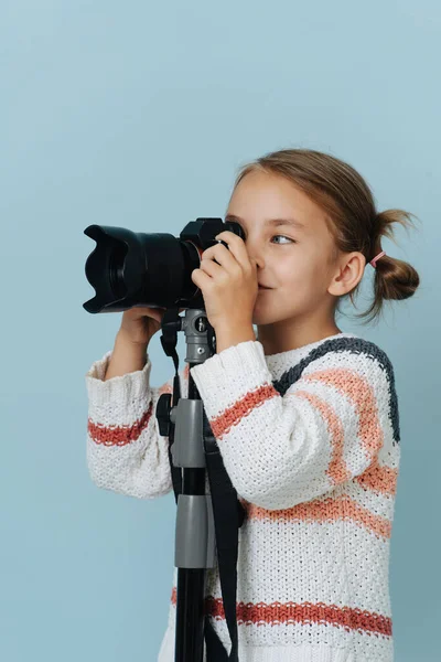 Gioiosa Bambina Maglione Righe Guardando Una Fotocamera Digitale Montata Treppiede — Foto Stock