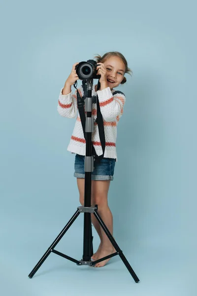 Весела Маленька Дівчинка Смугастому Светрі Стоїть Цифровою Камерою Встановленою Високо Стокова Картинка