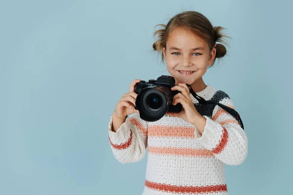 Усміхнена Маленька Дівчинка Смугастому Светрі Волоссям Булочках Тримає Цифрову Камеру Стокова Картинка