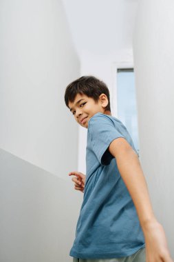 Hintli bir çocuğun birinin elini tutarak arkasını kolladığı bir bakış açısı. Düşük açı. Kameraya bakıyorum..